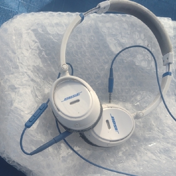 - Bose White and Blue On Ear Headphones - Picture 1 of 3